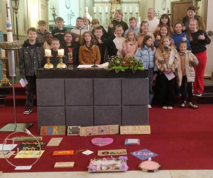 Naamopgave van de vormelingen 2025 in de kerk van Denderwindeke © Vera Allaer