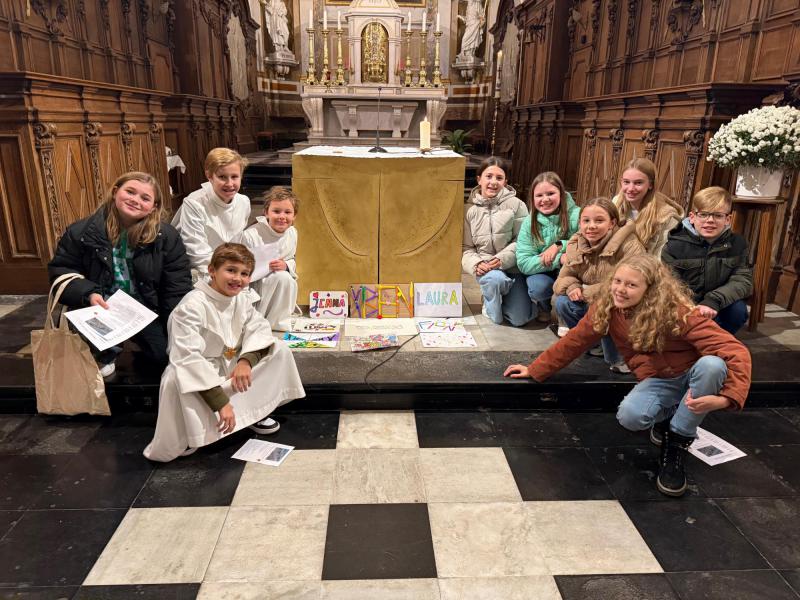 Naamopgave van de vormelingen 2025 in de kerk van Meerbeke © Alexander Vandaele