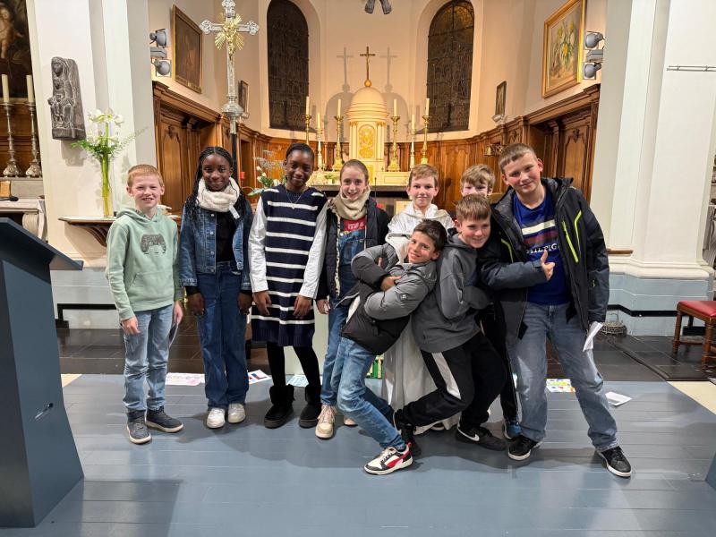 Naamopgave van de vormelingen 2025 in de kerk van Okegem © Alexander Vandaele