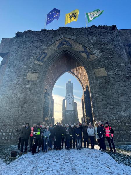 De stappers met het Vredeslicht aan de Pax-poort in Diksmuide 