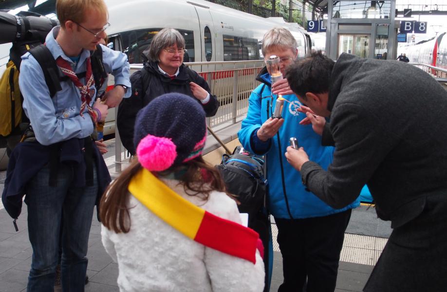 Vervolgens wordt de Belgische kaars aangestoken onder het toeziend oog van bekommerde vrijwilligers. © Jan Bethune