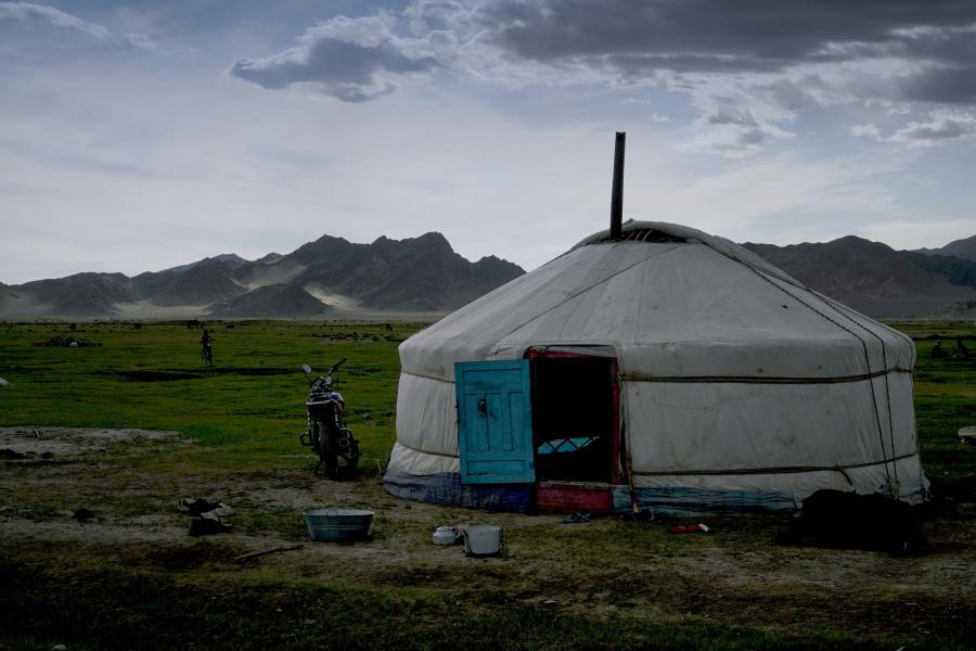 Reportagemaker Arnout Hauben trekt te paard door Mongolië. © VRT