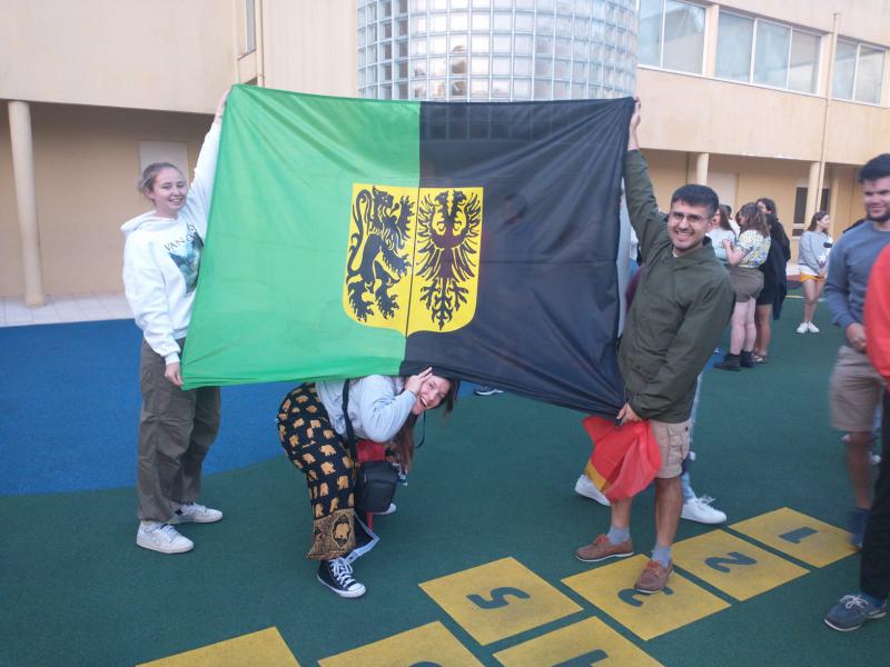 WJD 2023 - Femke, Louise en Servaes tonen fier de vlag van hun thuisstad Ninove © Louise Dujardin