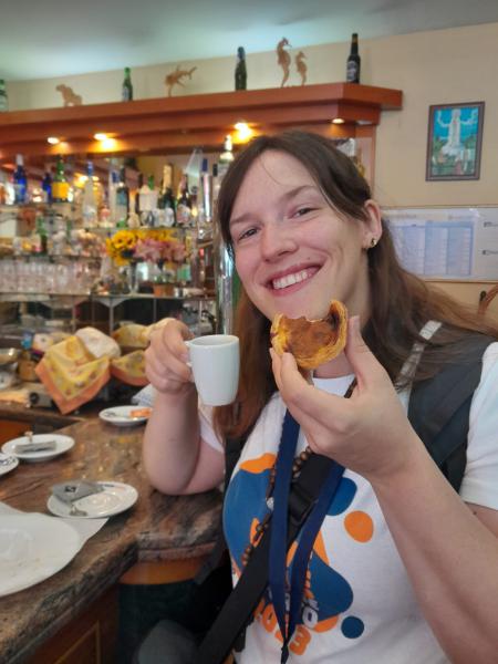 WJD 2023 - Femke met haar eerste pastel de nata. Deze was keilekker! © Femke Forger
