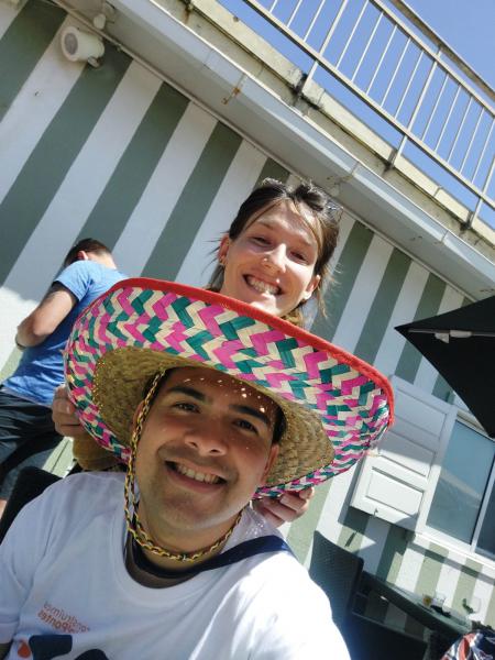 WJD 2023 - Femke met priester Orlando © Louise Dujardin