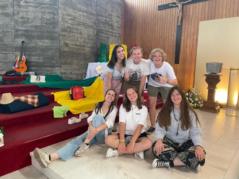 WJD 2023 - Louise en Femke met andere deelneemsters © Femke Forger