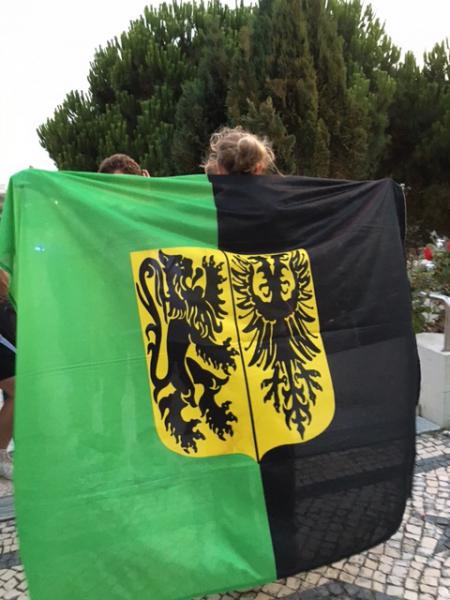 Onze Ninovieters tonen fier de vlag van hun thuisstad © Servaes Seifi