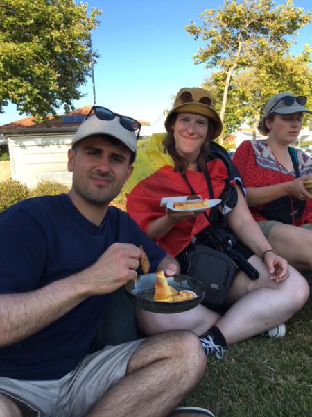 WJD 2023 - Servaes en Femke met het eten van de verschillende nationaliteiten © Servaes Seifi