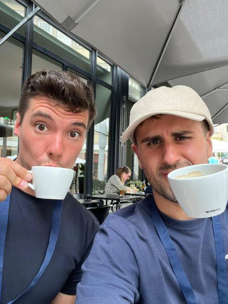 WJD 2023 - Tijdens de vrije tijd in de stad Porto: koffie drinken met Isaac (een gelovige uit Antwerpen) © Servaes Seifi