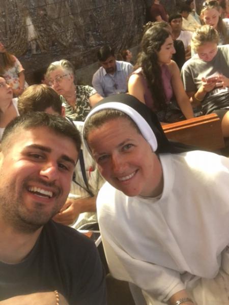WJD 2023 - selfie van Servaes met een zuster uit Schotland © Servaes Seifi