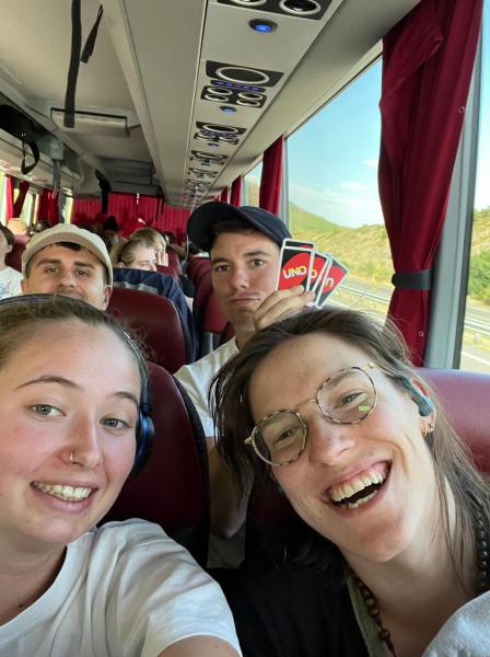 WJD 2023 - Femke, Louise en Servaes tijdens hun busrit naar Portugal © Louise Dujardin