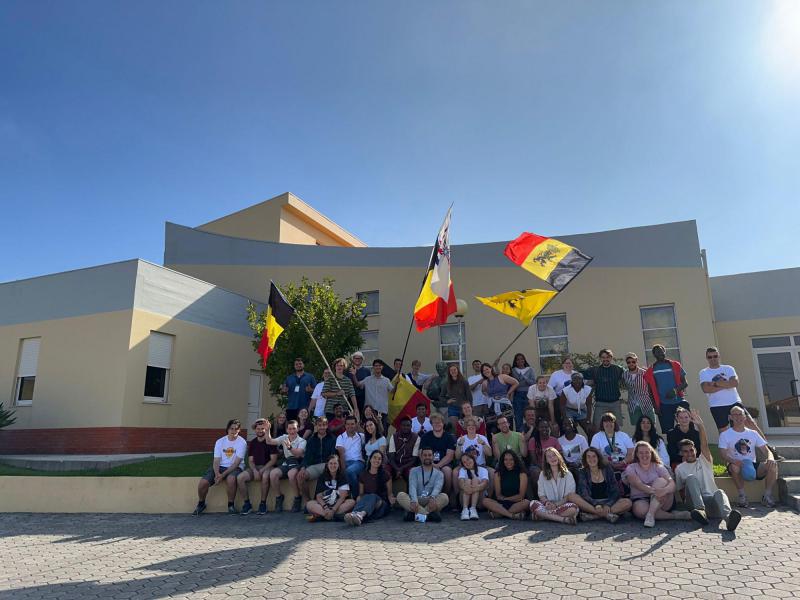 WJD 2023 - groepsfoto bij het vertrek naar Lissabon aan het standbeeld van Don Bosco in Arcozelo (schooltje van de zusters) © Servaes Seifi