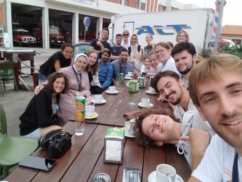 WJD 2023 - groepsfoto met 2 Poolse zusters © Servaes Seifi