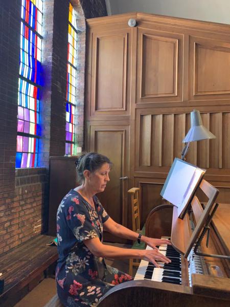 sfeerbeelden OLV MIddelares, Berchem op 21/06 - Nicole De Paepe aan het orgel © Edmond van Dommelen