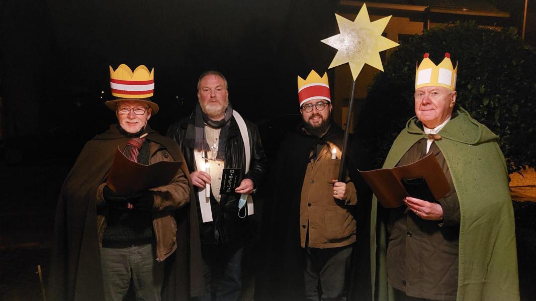 De Drie Koningen en pastoor Peter verkondigen de vreugde van Kerstmis aan huis © Eddy Debaets