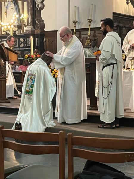 Na de viering hebben de andere priesters Serge gezegend © Ilse Wouters