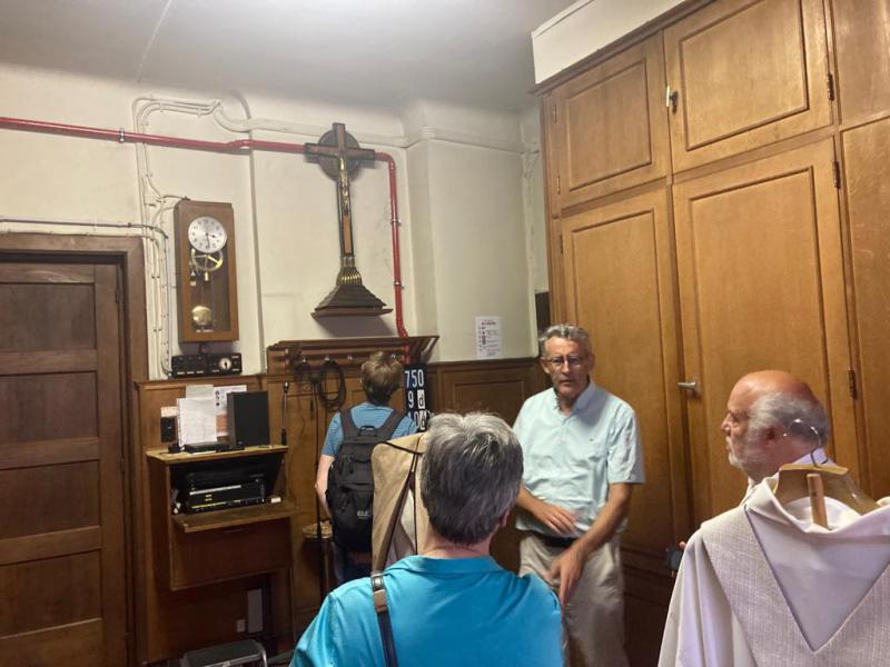 in de sacristie kijken we ook naar het Art deco kruis van Rie Haan © Guy Aloïs Magnus