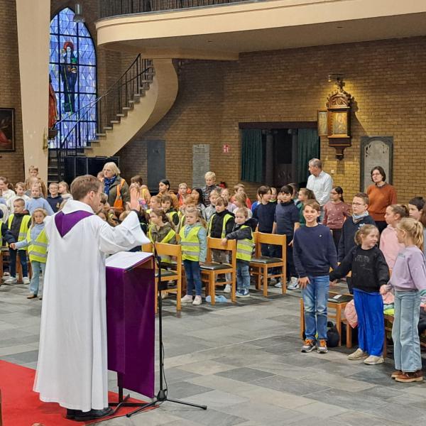 Adventsvieringen voor de basisscholen in Zwevezele 