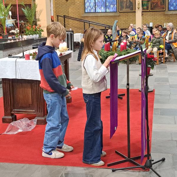 Adventsvieringen voor de basisscholen in Zwevezele 