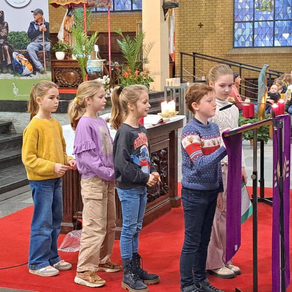 Adventsvieringen voor de basisscholen in Zwevezele 