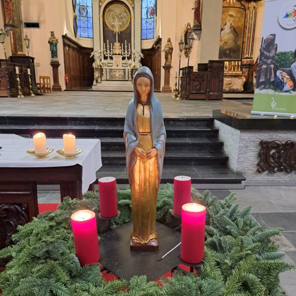 Adventsvieringen voor de basisscholen in Zwevezele 