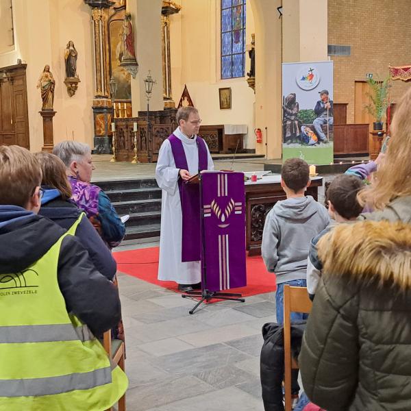 Adventsvieringen voor de basisscholen in Zwevezele 