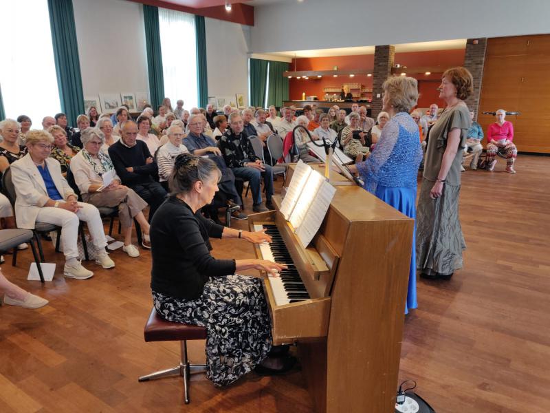 de zaal zat afgeladen vol, zo'n 120 luisteraars waren aanwezig © Mia Verbanck