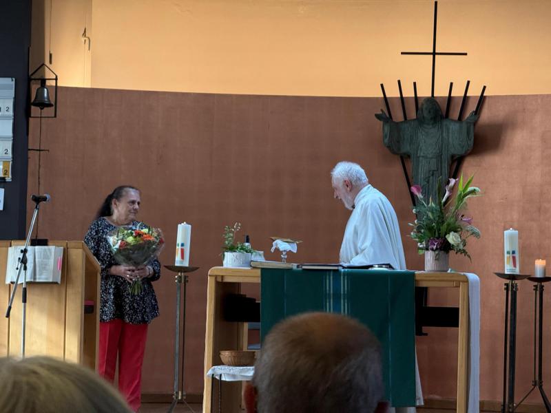 Irène wordt bedankt voor de jarenlange inzet 