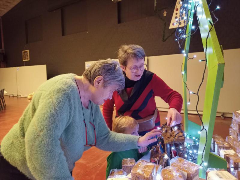 Klaarzetten zaal voor feestmaal van Kerstavond van Gezelle 