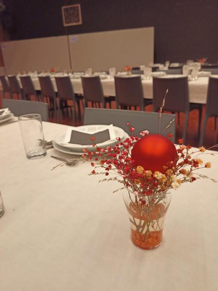 Klaarzetten zaal voor feestmaal van Kerstavond van Gezelle 