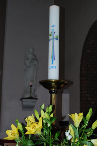De gewijde paaskaars in de Heilige Maria Bernardakerk.  © D.D.