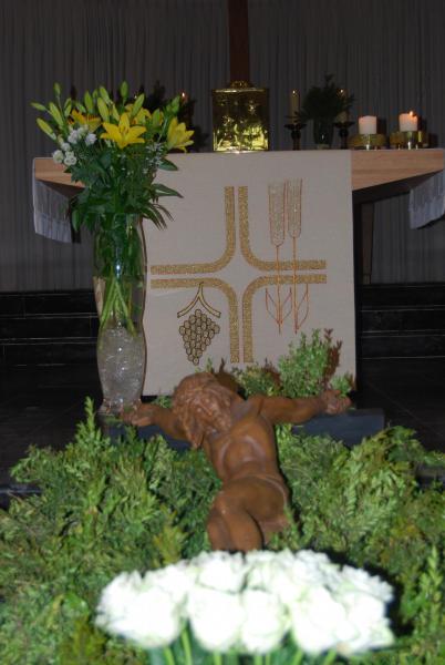 De klokken luidden zeer uitbundig voor en na de mooie paaseucharistie op Paaszondag in Knokke.  © D.D.