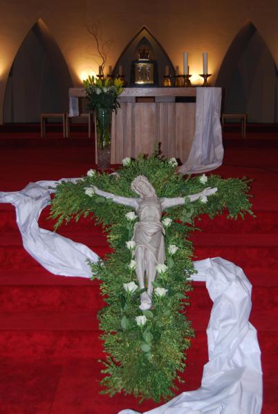 De Heer is Verrezen! Alleluia! Om 12 uur werden de feestklokken van de Sint-Amanduskerk geluid, net zoals op vele andere plaatsen in het land. Een teken van hoop in deze moeilijke coronatijden.  © D.D.