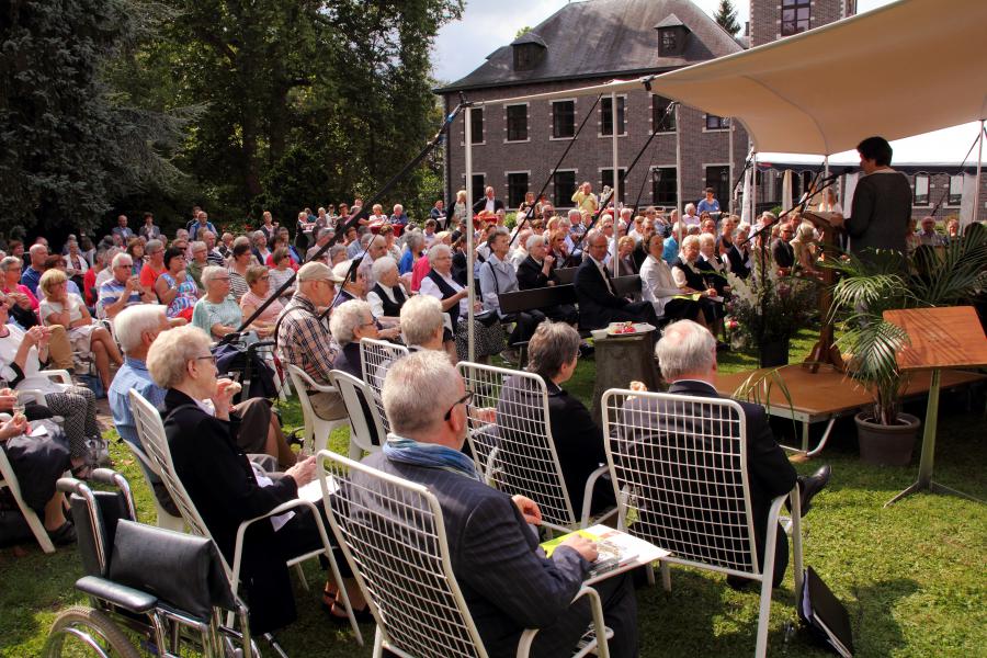 Directeur Leen Bollen van Hof Zevenbergen spreekt de feestvierders toe © Bart Verhaegen 
