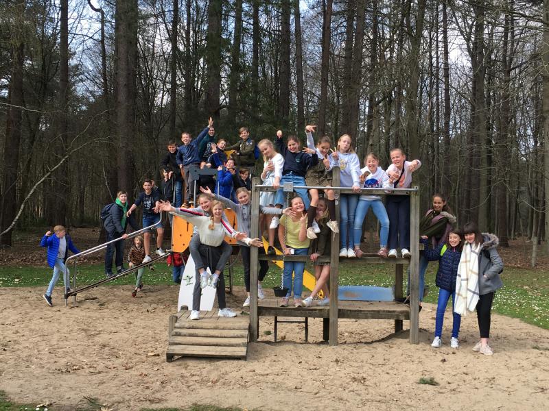 Groepsfoto van de kandidaatvormelingen van Sint-Antonius in Zevenkerken. 