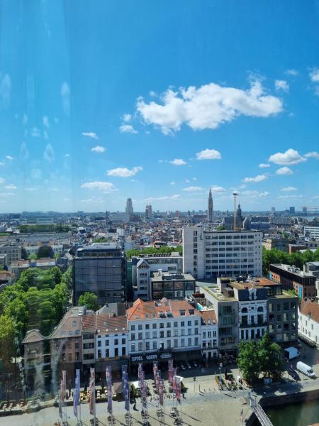 Uitstap Antwerpen met de Sint-Corneliusparochie Ninove - Zicht op Antwerpen vanuit het MAS - 3 juli 2025 © Krista De Vos