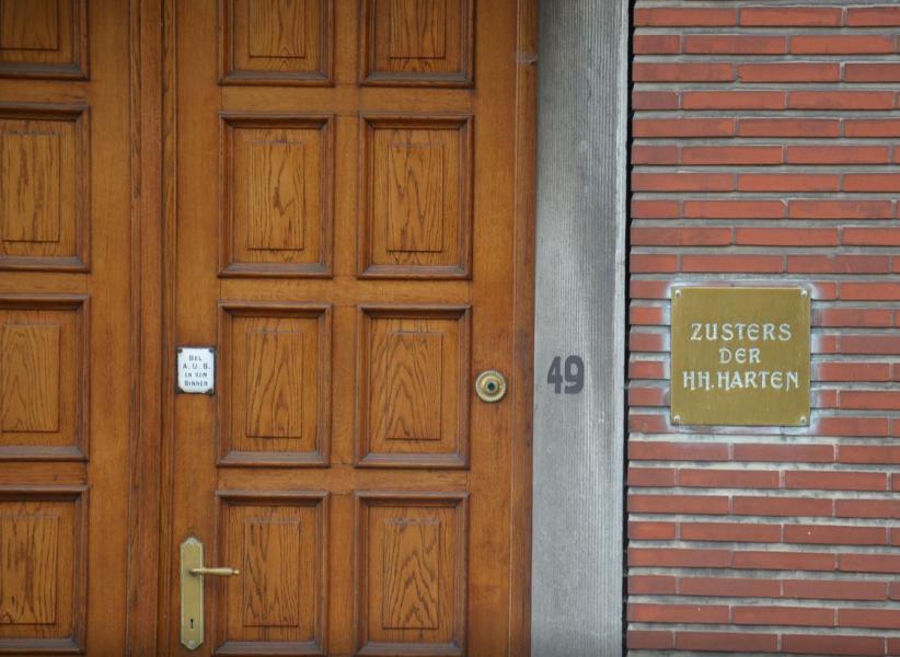 Het klooster in de Burchtstraat dat de zusters Heilige Harten verlaten © Claudia Van den Houte