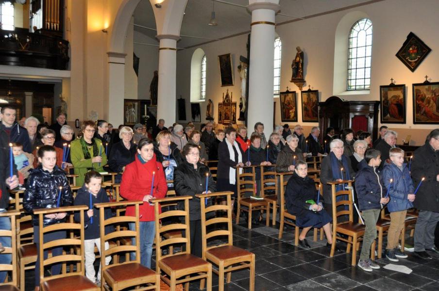 brandende kaarsen worden gezegend 