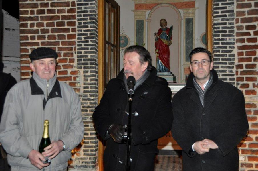 de bereidwillige buurman bedacht met een fles bubbels