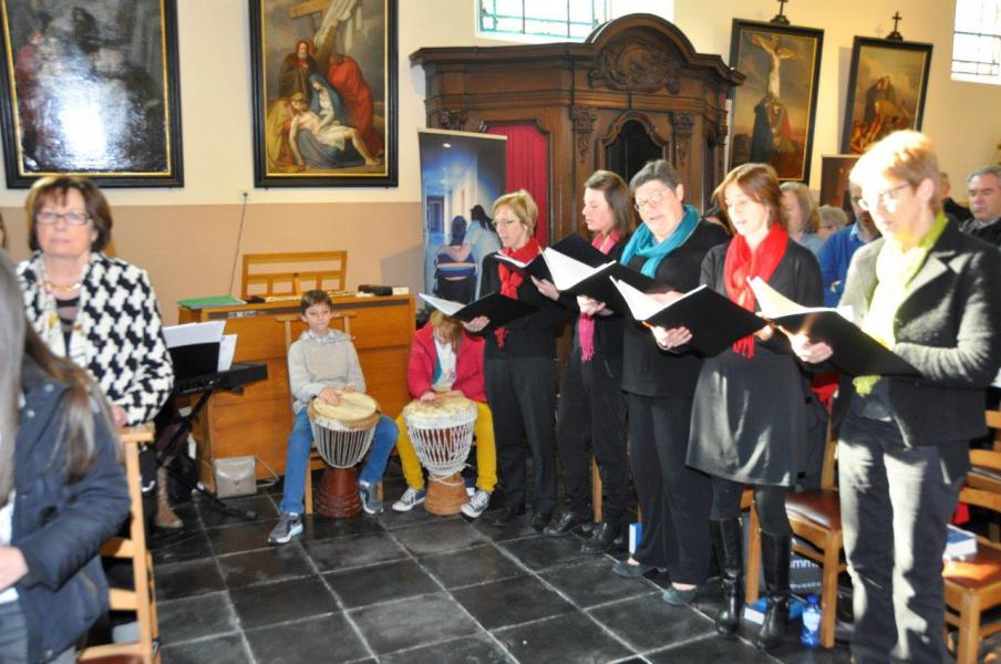 Vivace ondersteunt de zang, vormelingen begeleiden
