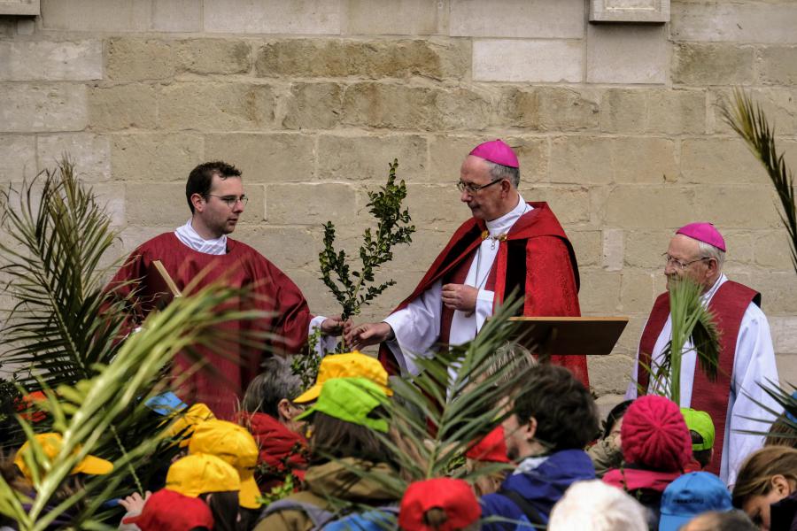 Alle vormelingen en hun geloofsgenoten kwamen samen voor de palmwijding door hulpbisschop Vanhoutte. © Laurens Vangeel