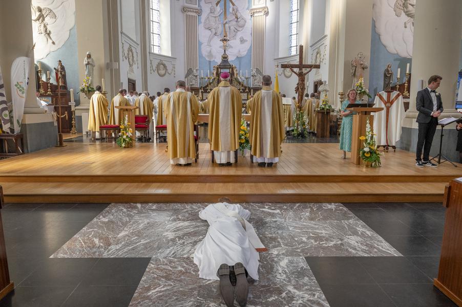 Totale overgave tijdens de litanie van alle heiligen © Jean-Paul Magdelijns