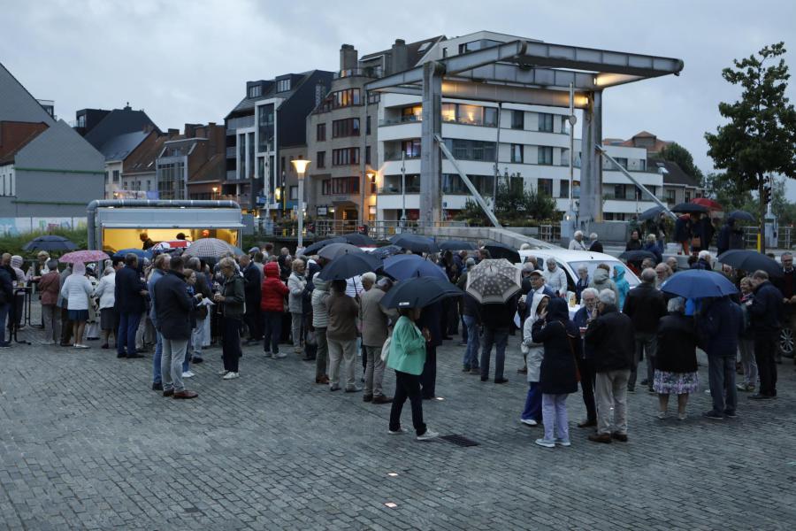 Regen, maar vooral gezelligheid tijdens het ontmoetingsmoment acheraf op het Sint-Poppoplein 