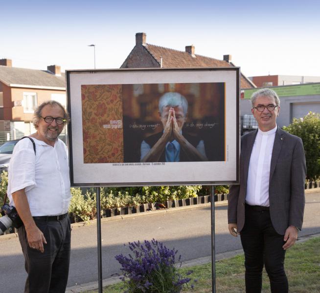 Kanunnik Patrick Degrieck samen met kunstfotograaf Norbert Maes bij het pas onthulde kunstwerk 