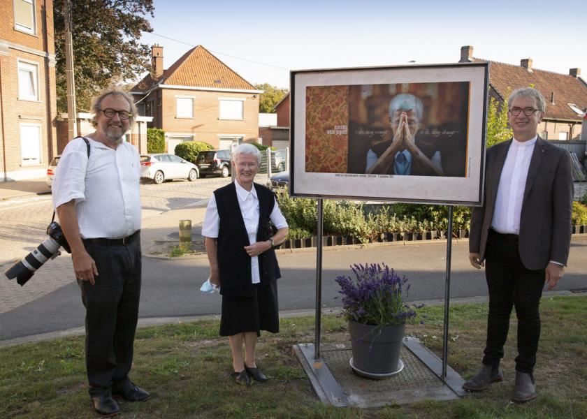 De overste van de zusters, fotograaf Norbert Maes en kanunnik Patrick Degrieck bij het kunstwerk 