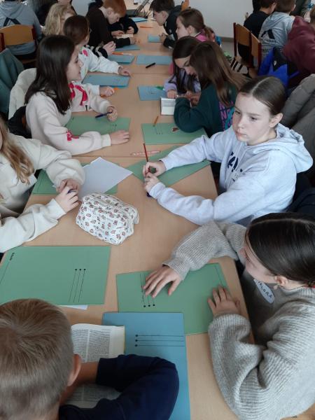 Er werd gezocht en gevonden in de Bijbel en het desbetreffende evangeliestukje aan elkaar voorgelezen.  © Evelien Van Heyst