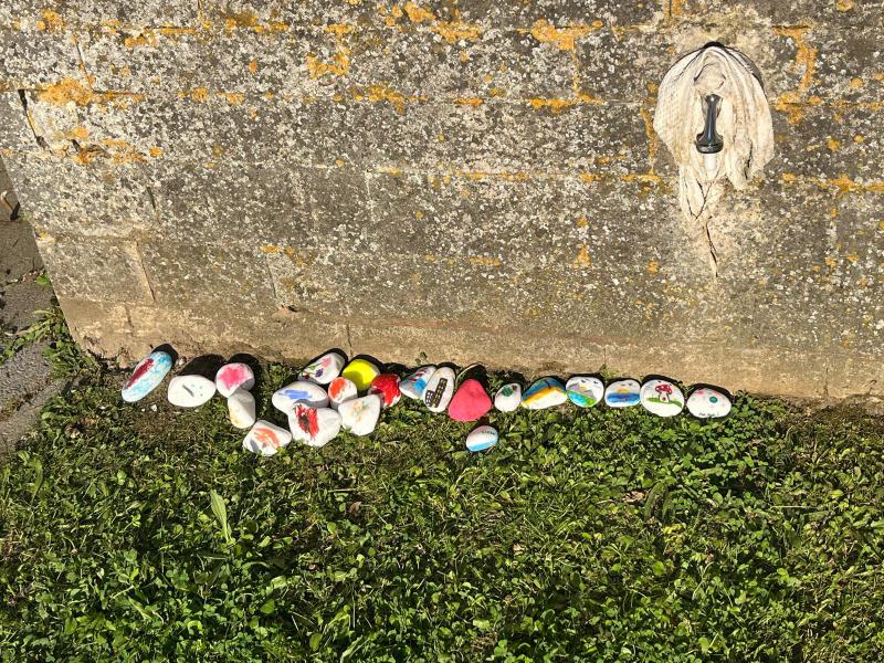 Happy stones aan de kerk in Willebringen © Buurtcomité Willebringen