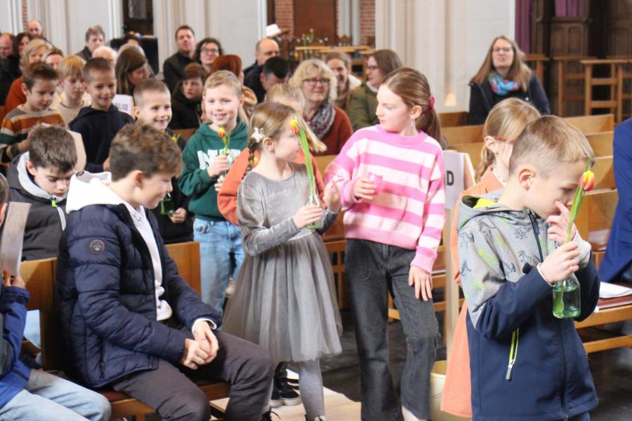 De eerste communicanten brengen de gaven aan voor de eucharistie © RvH
