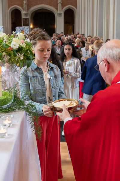 De gaven voor de eucharistie worden aangebracht 