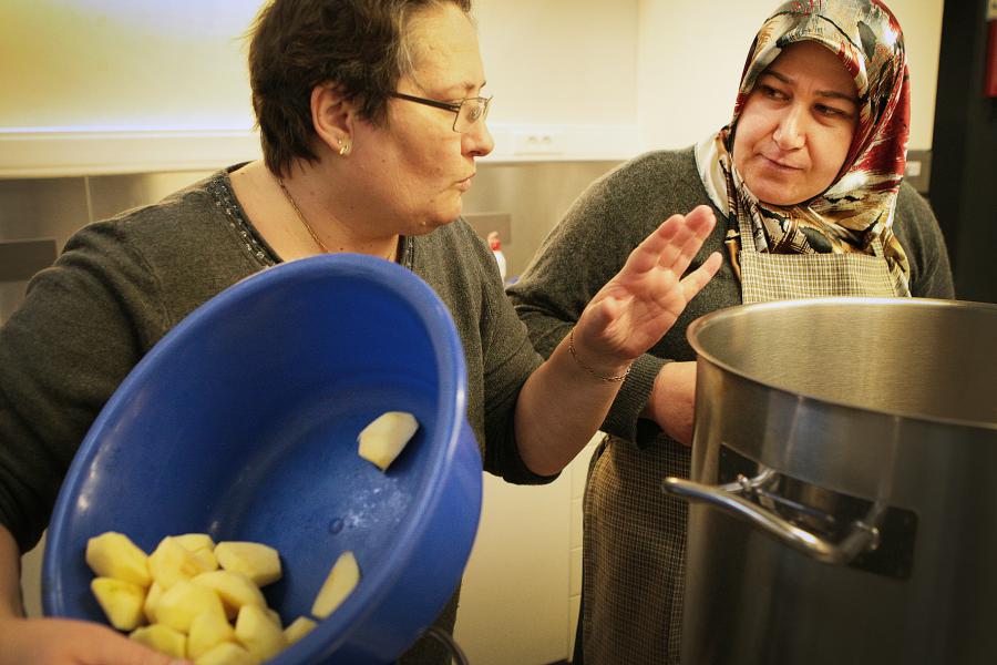 Annelies heeft weinig moeite om de vrouwen smaak te doen krijgen in frietjes.